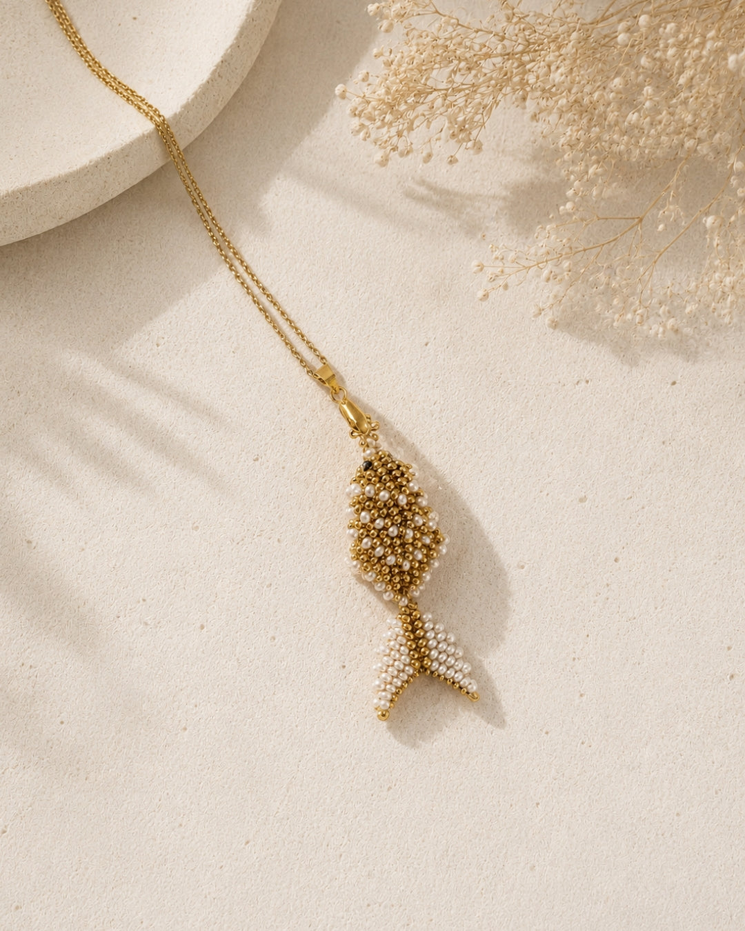 Collar pez koi dorado