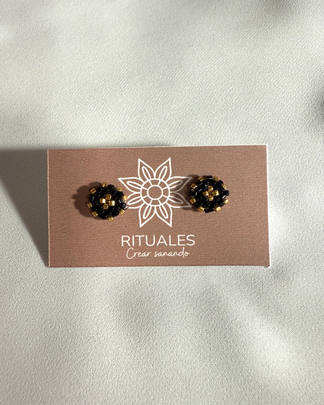 Topos circulares negros con dorado