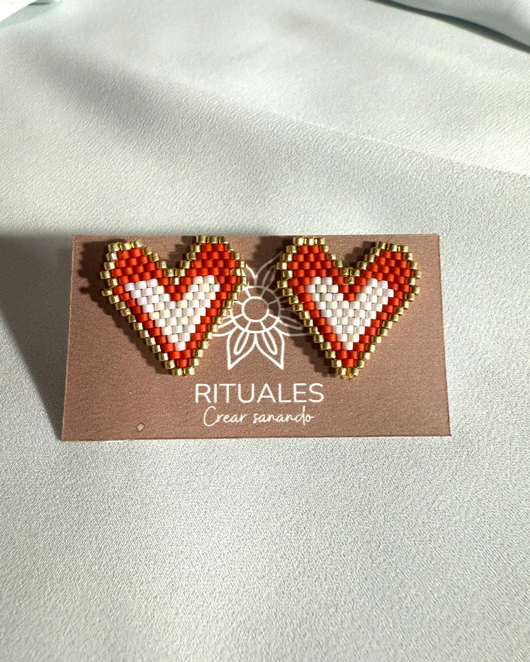 Topos corazones rojo mate con blanco