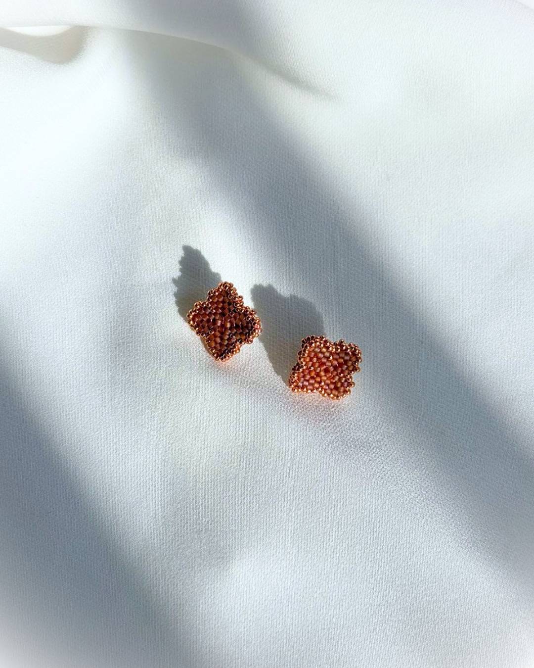Aretas de trebol grandes marrón con oro rosa