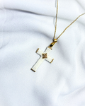 Collar de cruz blanca