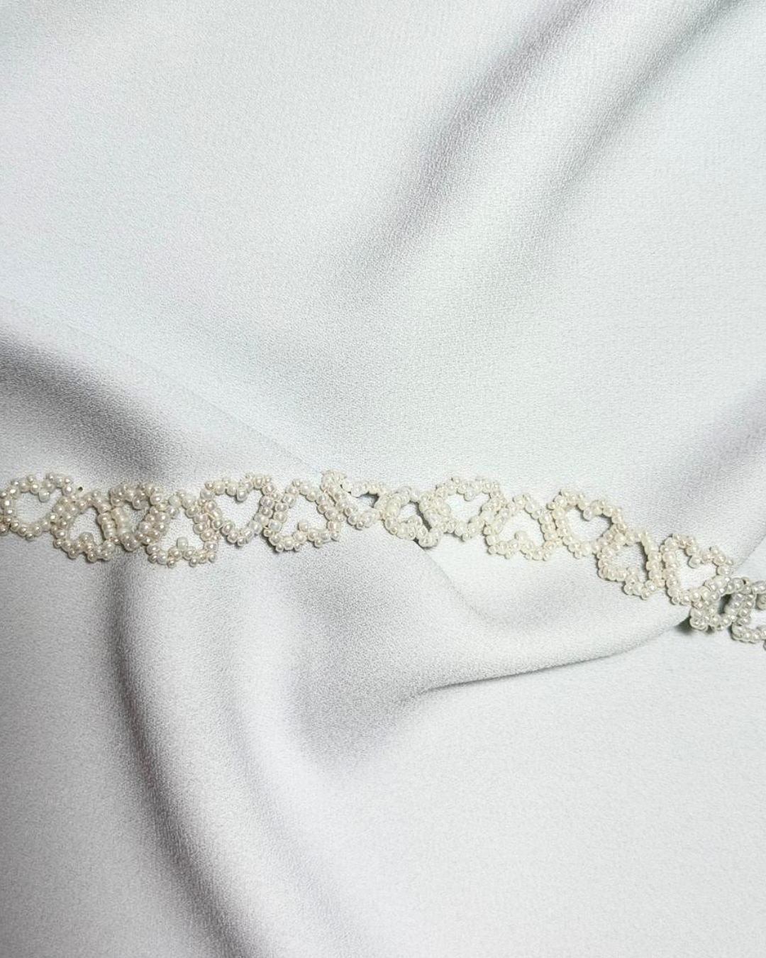 Pulsera corazones blancos