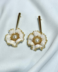 Aretes de flor perla dorada