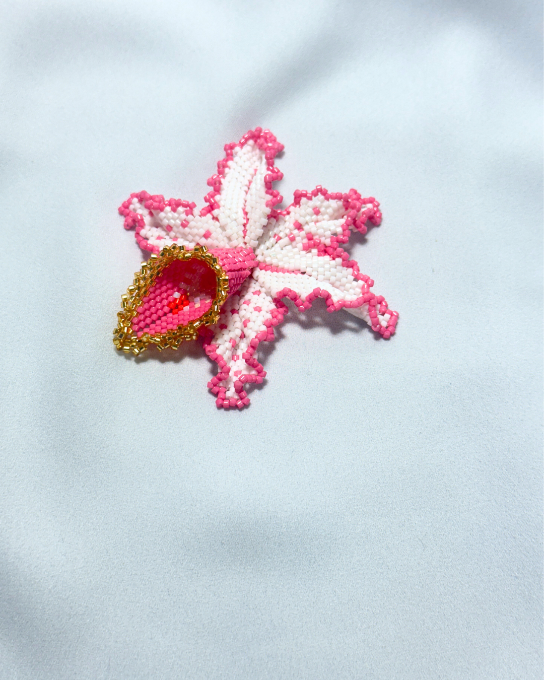 Dije orquidea rosa con blanco