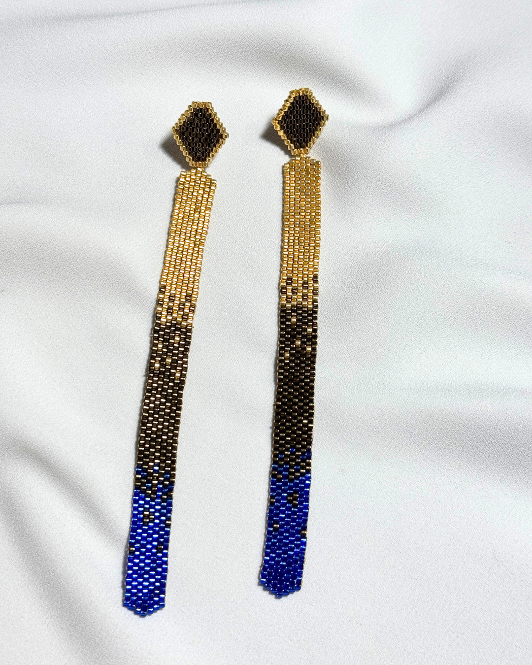 Aretes eclipse azul