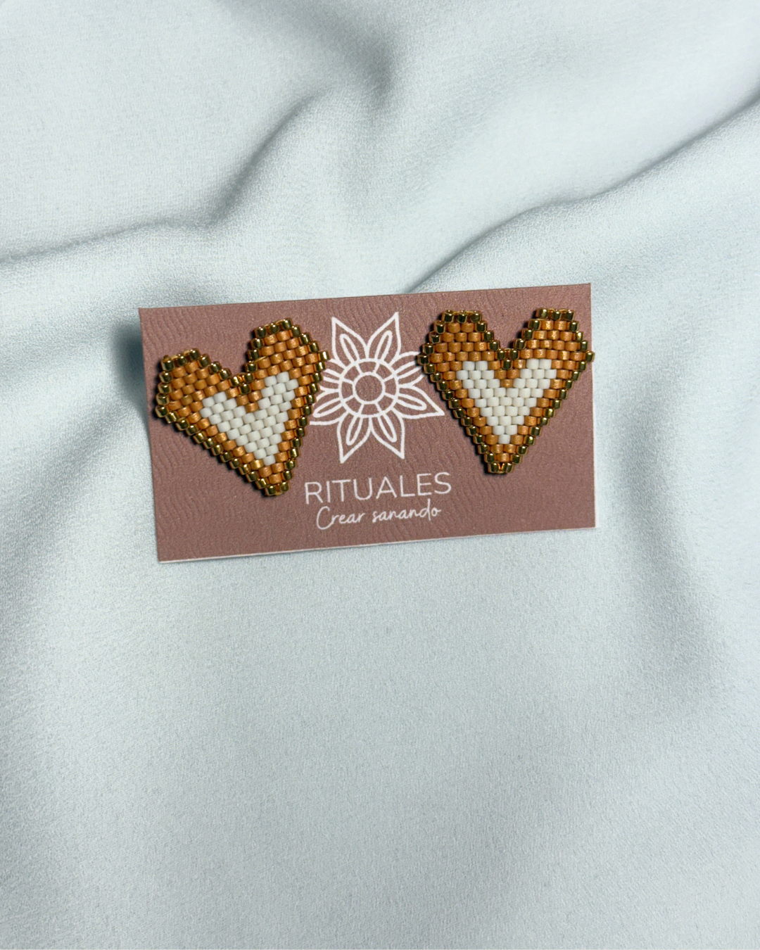 Topos de corazón color caramelo y vainilla