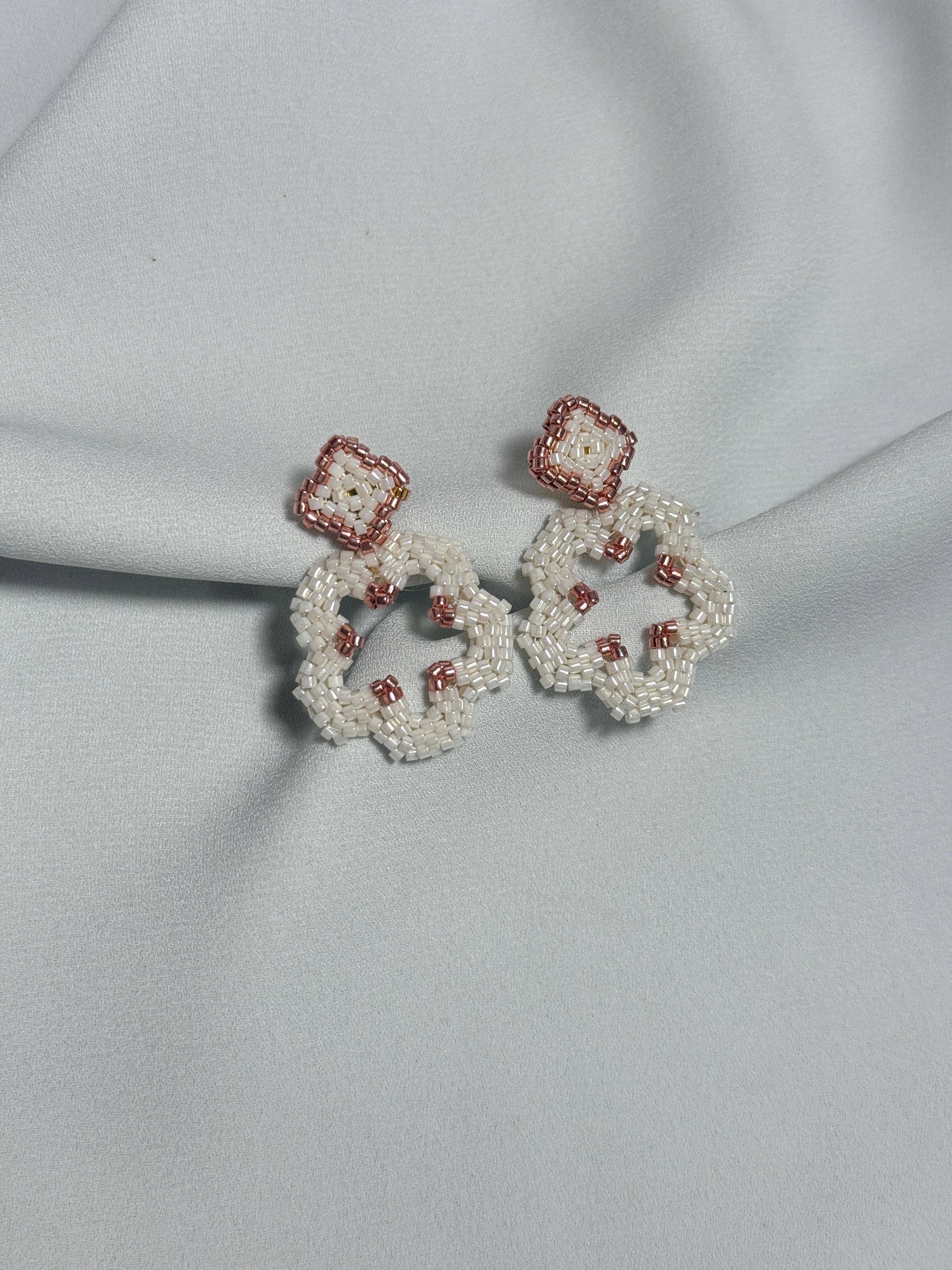 Aretas flor en 3D blancas con rosado